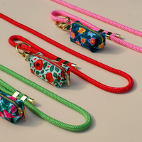 Kwiatowe Etui na kupoworki dla psa Poppy - Kiss the Dog